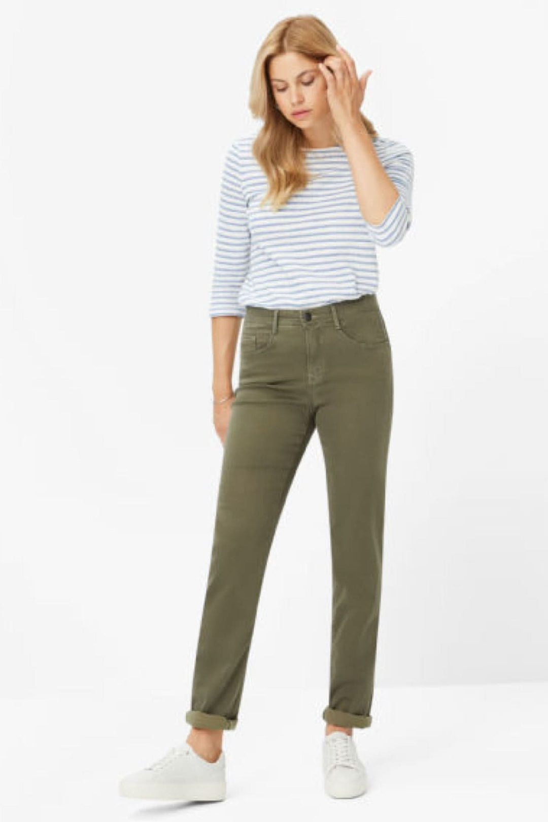 Femme portant un pantalon velouté MARY, coupe classique, style décontracté avec un t-shirt rayé.