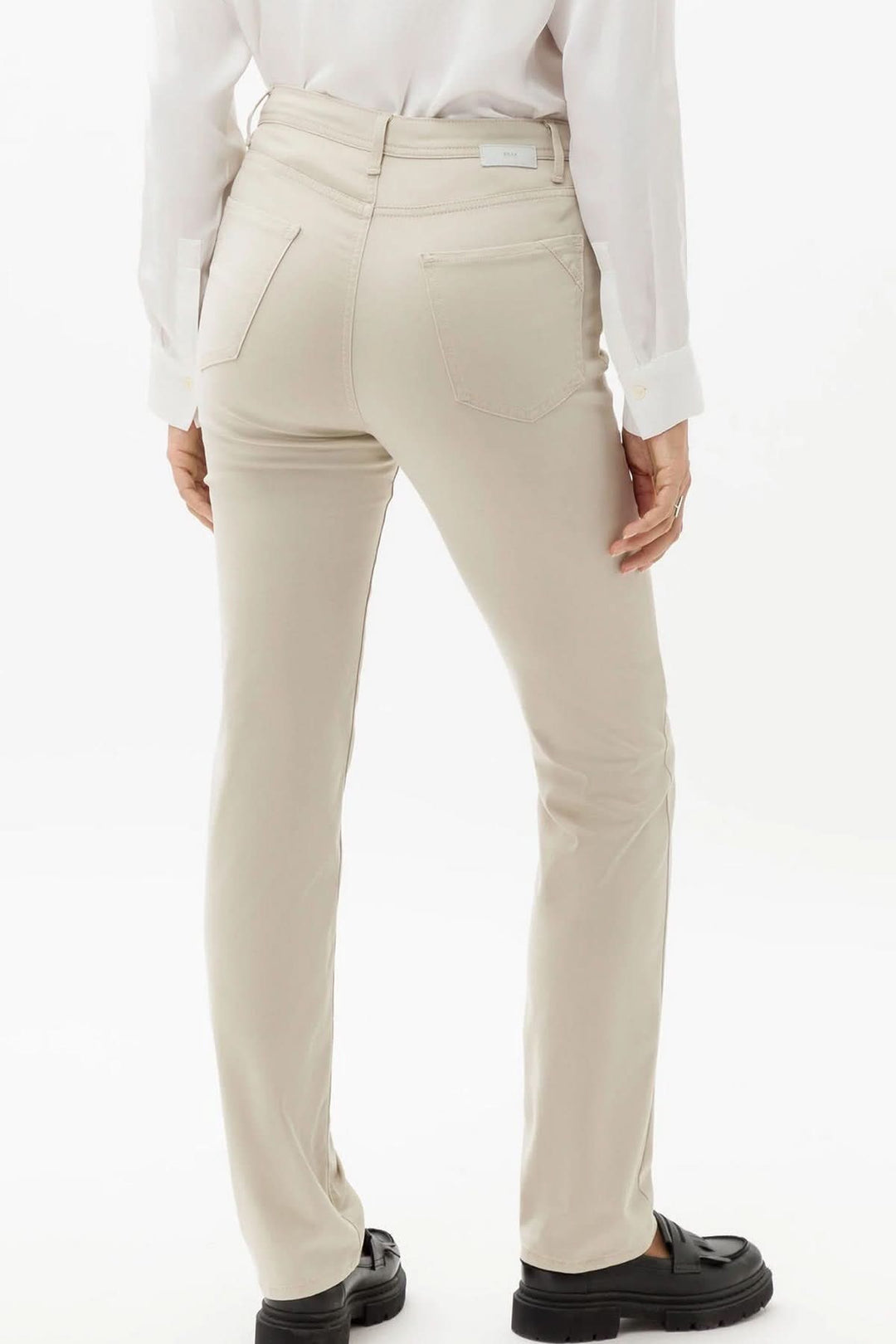 Vue arrière du pantalon velouté MARY, coupe classique, style polyvalent, en tissu Cotton Dream.