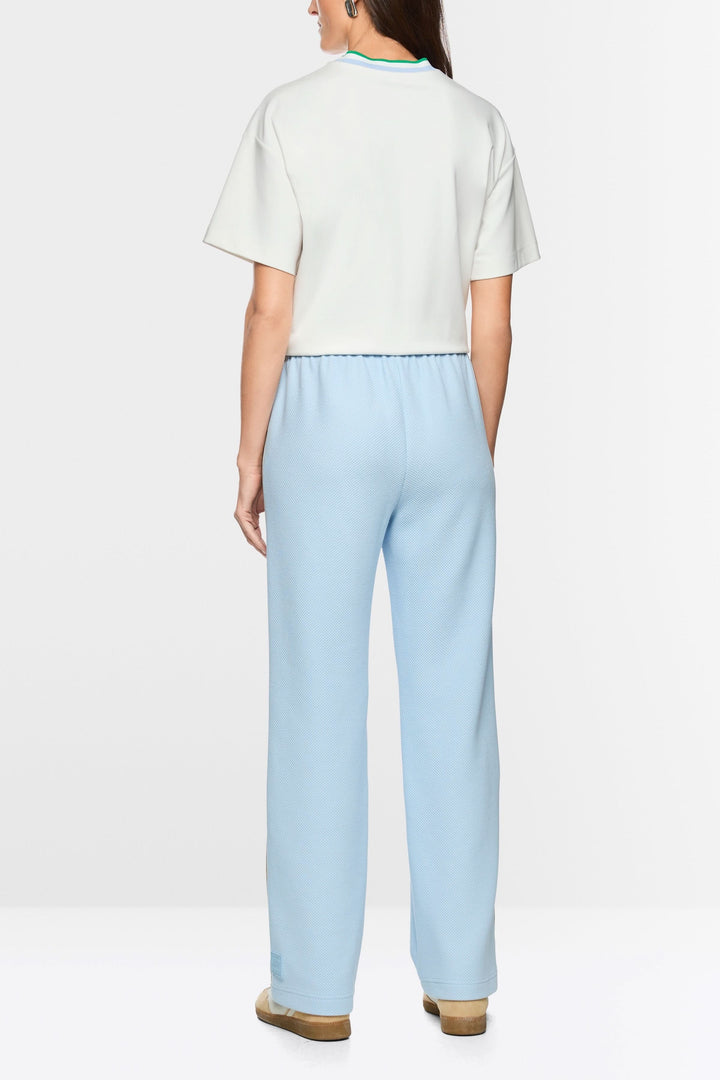 Pantalons à coupe large WASHINGTON avec taille élastique et bandes contrastantes, vue de dos sur mannequin en t-shirt blanc.