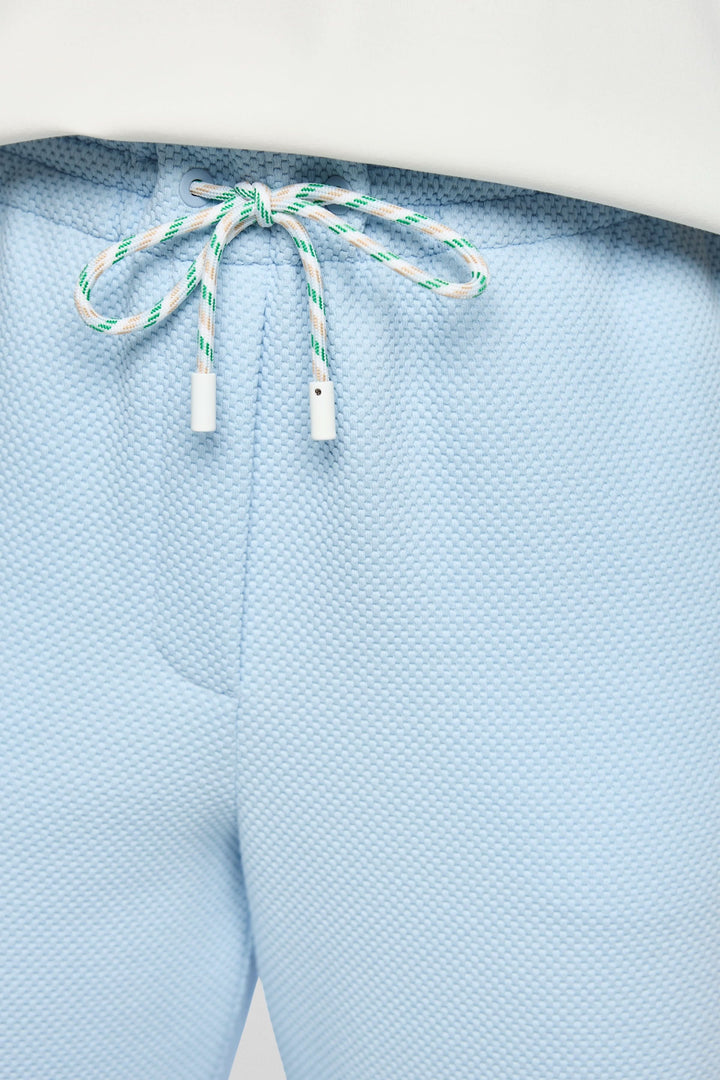 Détail du pantalon à coupe large WASHINGTON bleu avec cordon ajustable et texture unique.