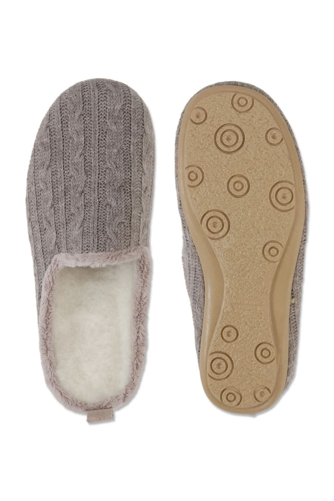 Pantoufles en tricot doublées sherpa avec dessus torsadé et semelle souple. Décris moi le produit en français pour plus de détails.