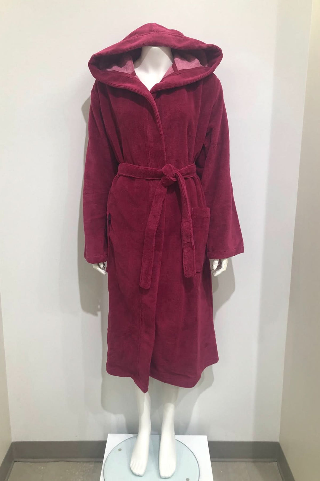 Peignoir long à capuche en coton éponge rouge, ultra doux avec poches, ceinture et capuche, parfait pour le confort à la maison.