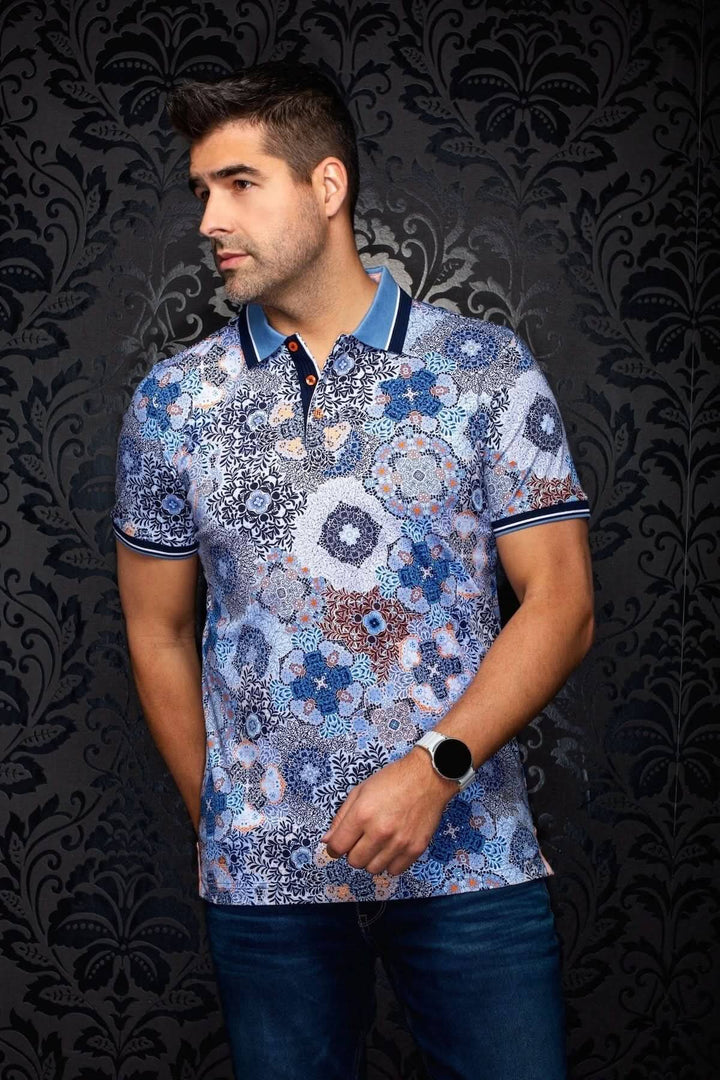 Homme portant le Polo CASABLANCA avec imprimé artistique, coupe ajustée et col structuré, sur fond sombre.
