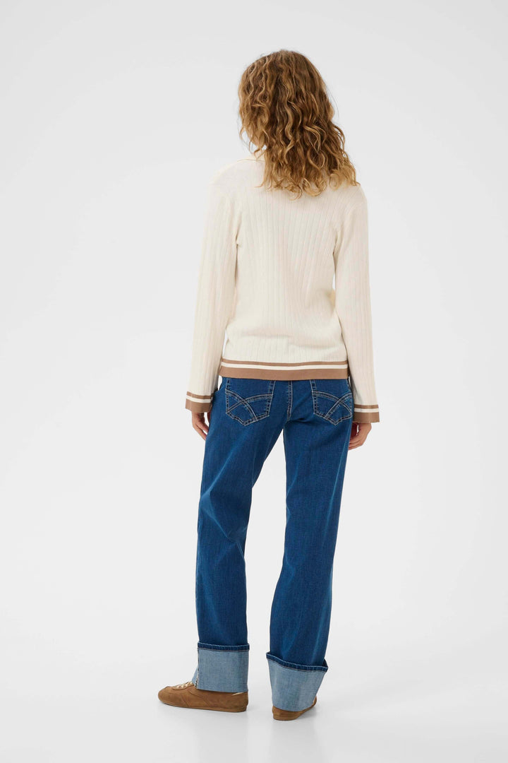 Vue arrière de Polo Villea texturé avec finitions contrastantes, porté par un mannequin. Élégant et féminin, parfait pour le quotidien.