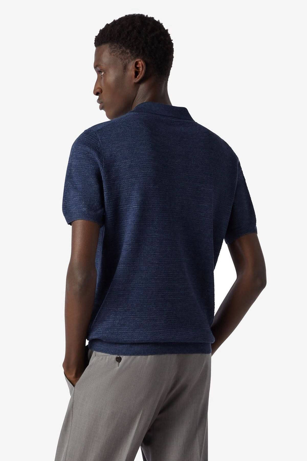 Polo à manches courtes en lin et soie pour homme, vue arrière, couleur bleu marine, style décontracté.
