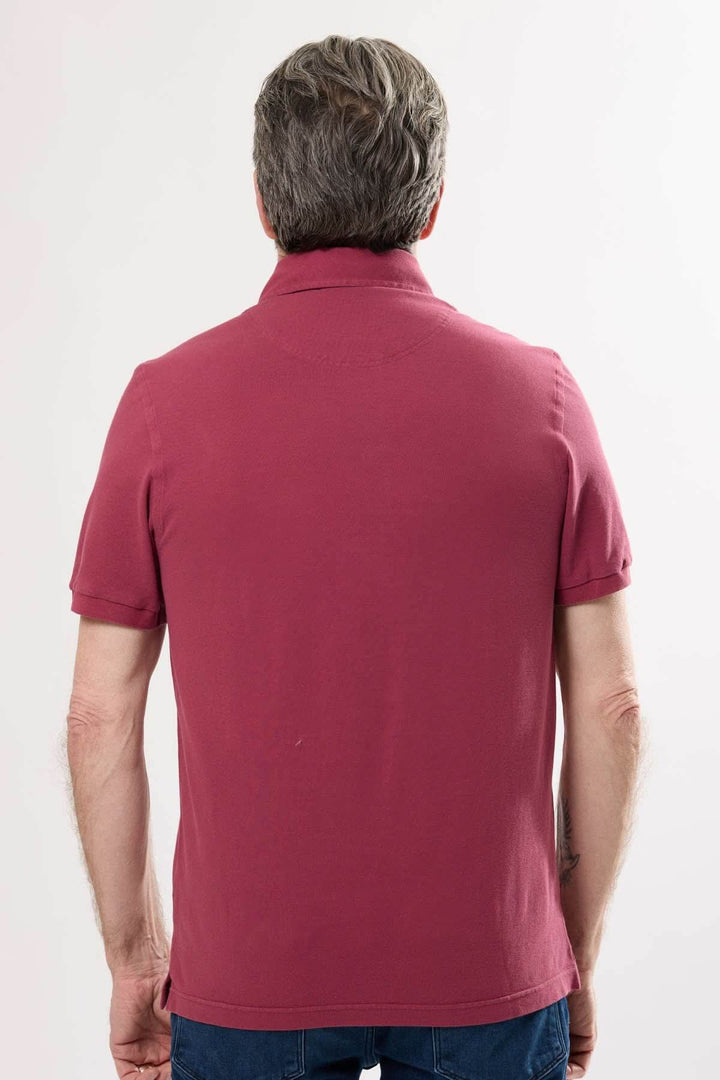 Polo classique homme vu de dos en coton doux, couleur unie, col en maille piquée et manches courtes.