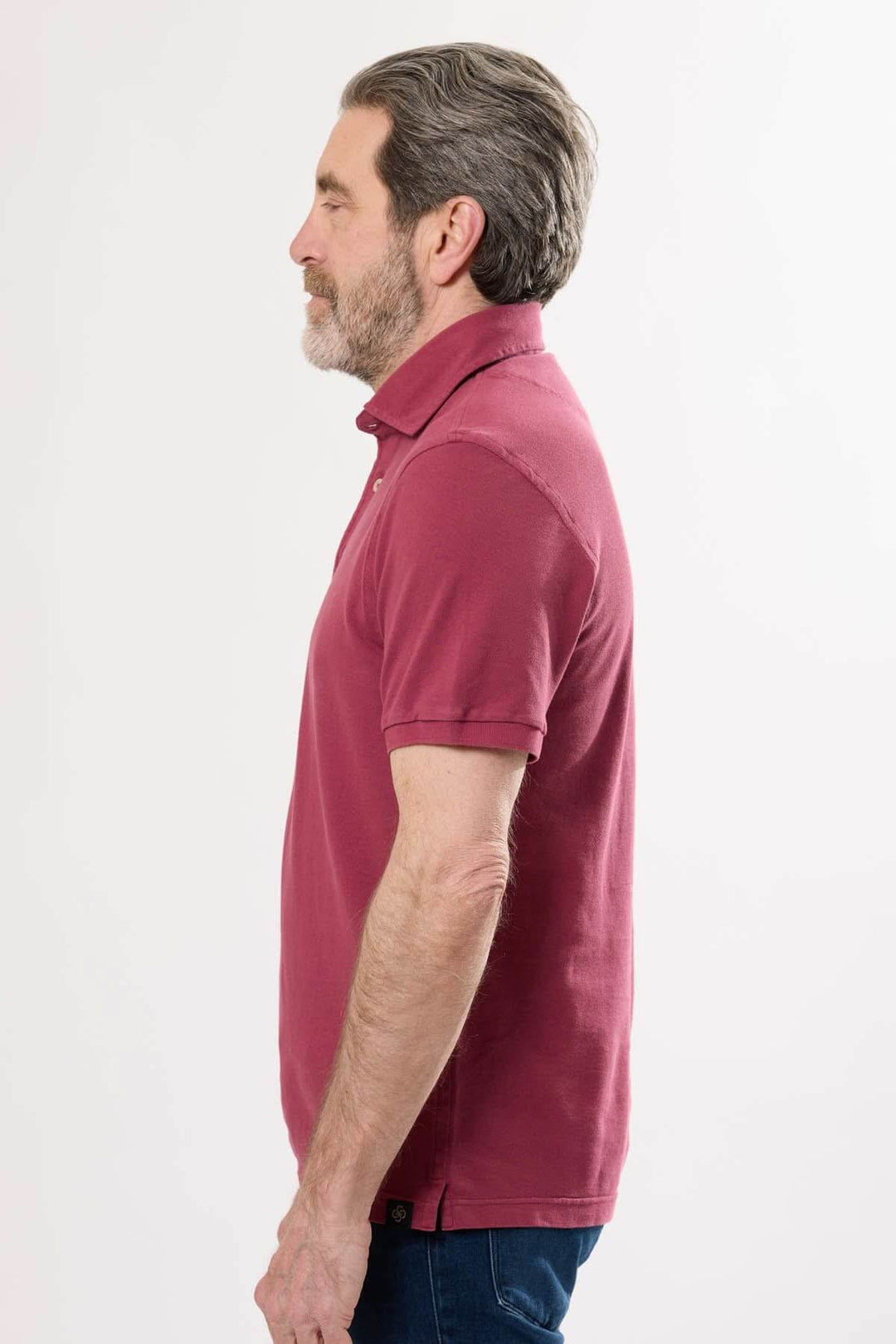 Polo classique homme en coton doux, col en maille piquée, couleur bordeaux, manches courtes et ourlet droit.
