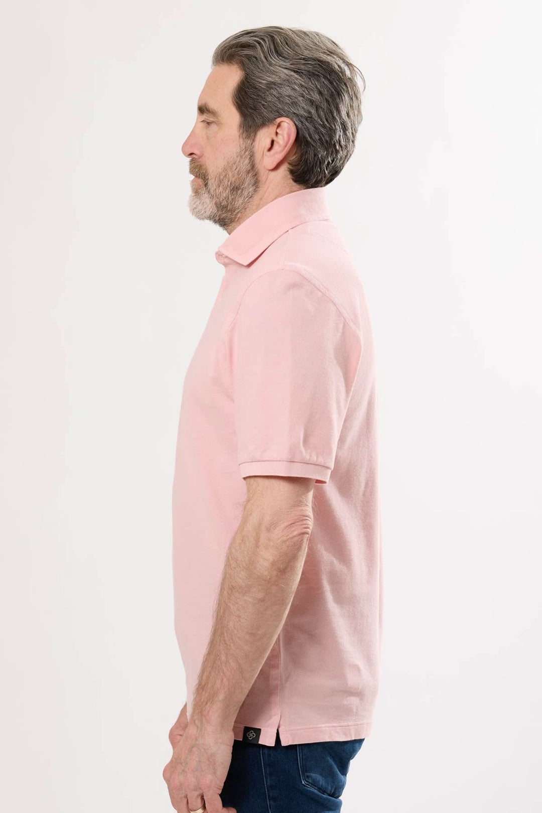 Polo classique pour homme en coton, couleur rose, col en maille piquée, vue de profil.