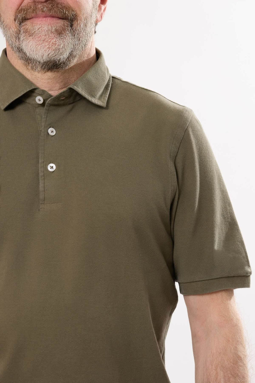 Polo classique pour homme en coton doux et structuré, avec col en maille piquée et patte à trois boutons.