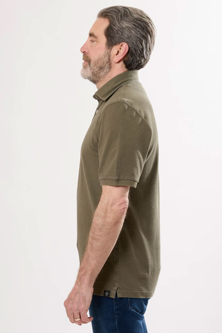 Homme portant un polo classique en coton, couleur olive, vu de profil avec col piqué et manches courtes.