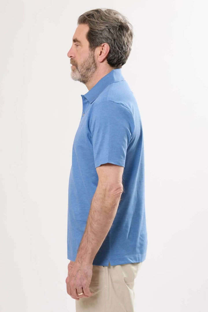 Homme portant un polo classique bleu à manches courtes, vue de profil, avec un col structuré.