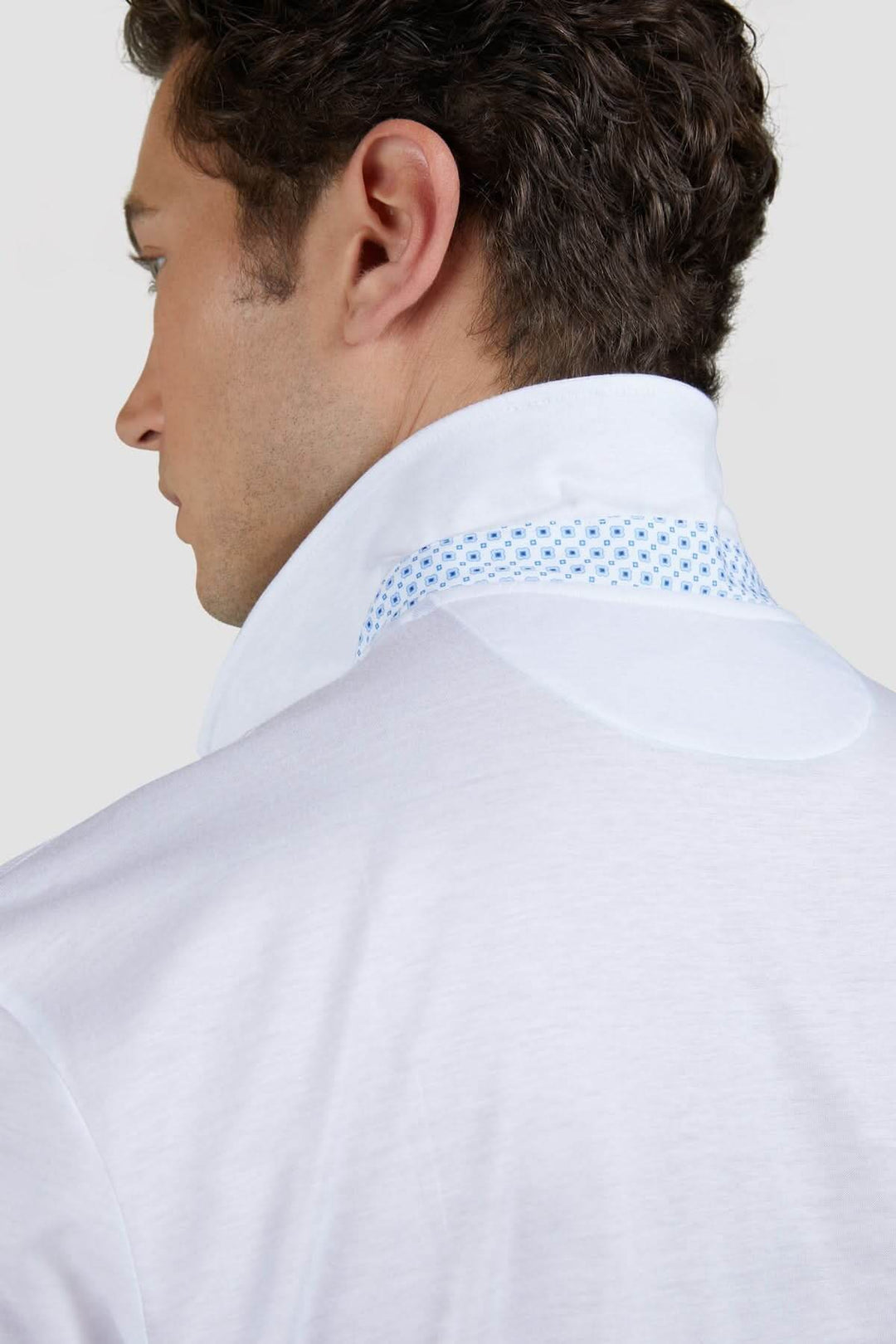 Polo en coton léger avec col contrasté imprimé, parfait pour un look décontracté et sophistiqué.