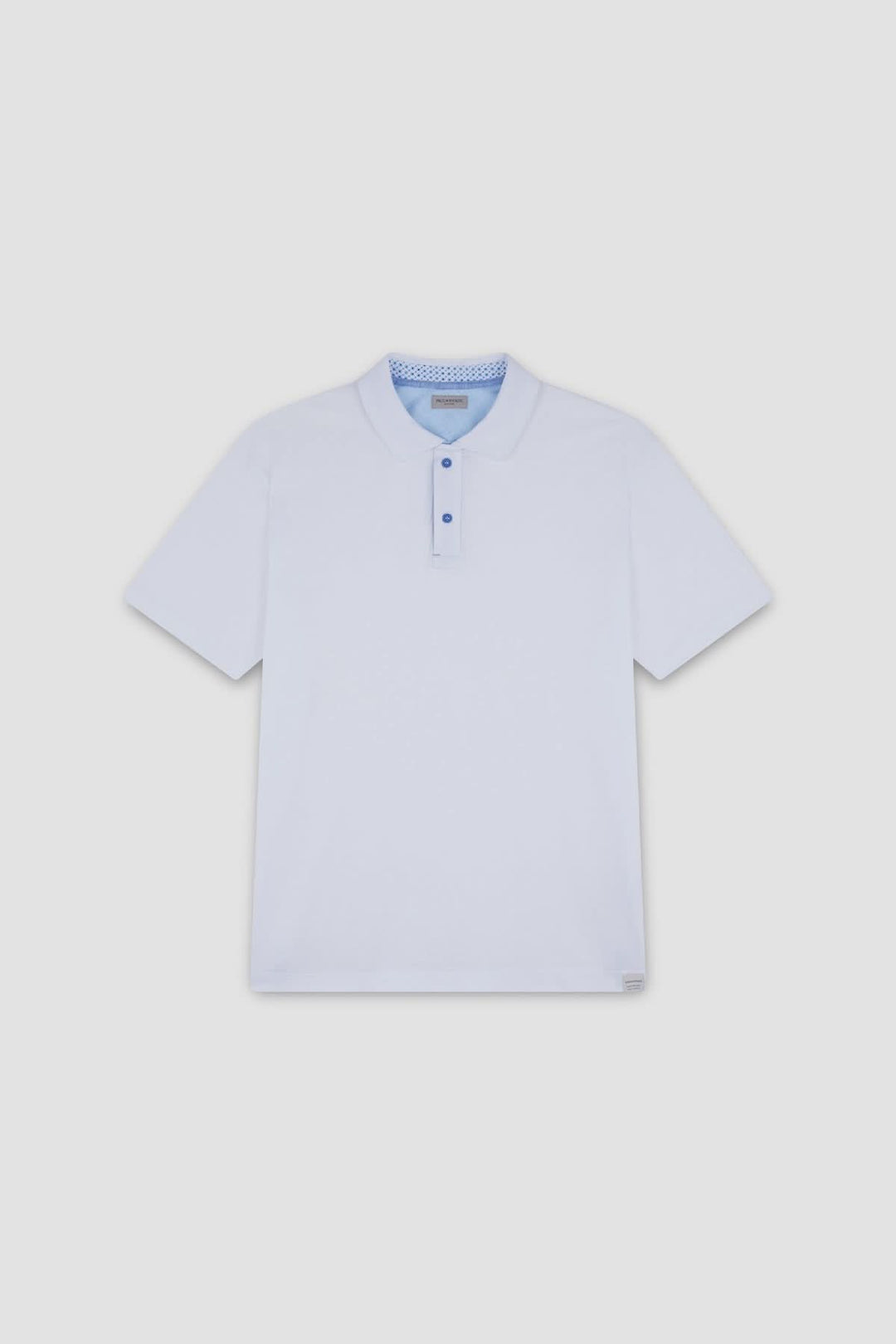 Polo en coton blanc avec col contrasté bleu et boutons colorés, parfait pour un look sophistiqué et décontracté.