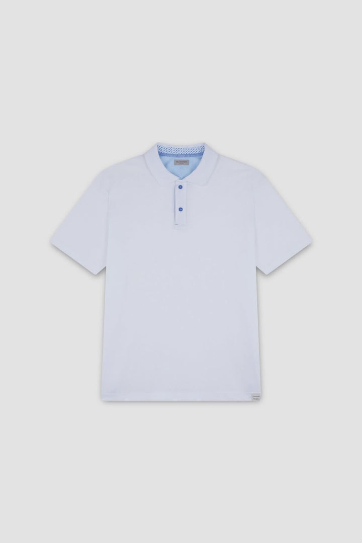 Polo en coton blanc avec col contrasté bleu et boutons colorés, parfait pour un look sophistiqué et décontracté.