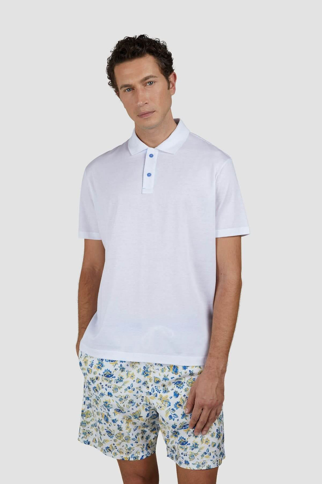 Polo en coton léger avec col contrasté, associé à un short imprimé pour un look estival élégant.