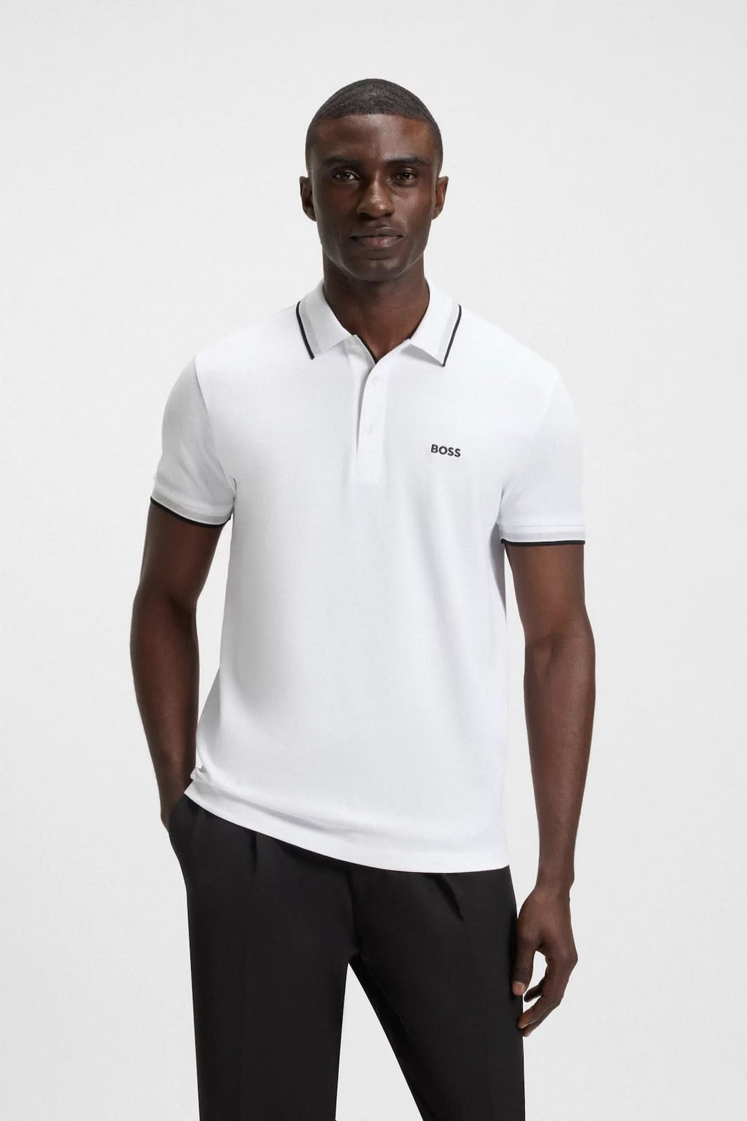 Polo minimaliste blanc pour homme avec col contrastant noir et logo BOSS, parfait pour un style décontracté ou élégant.