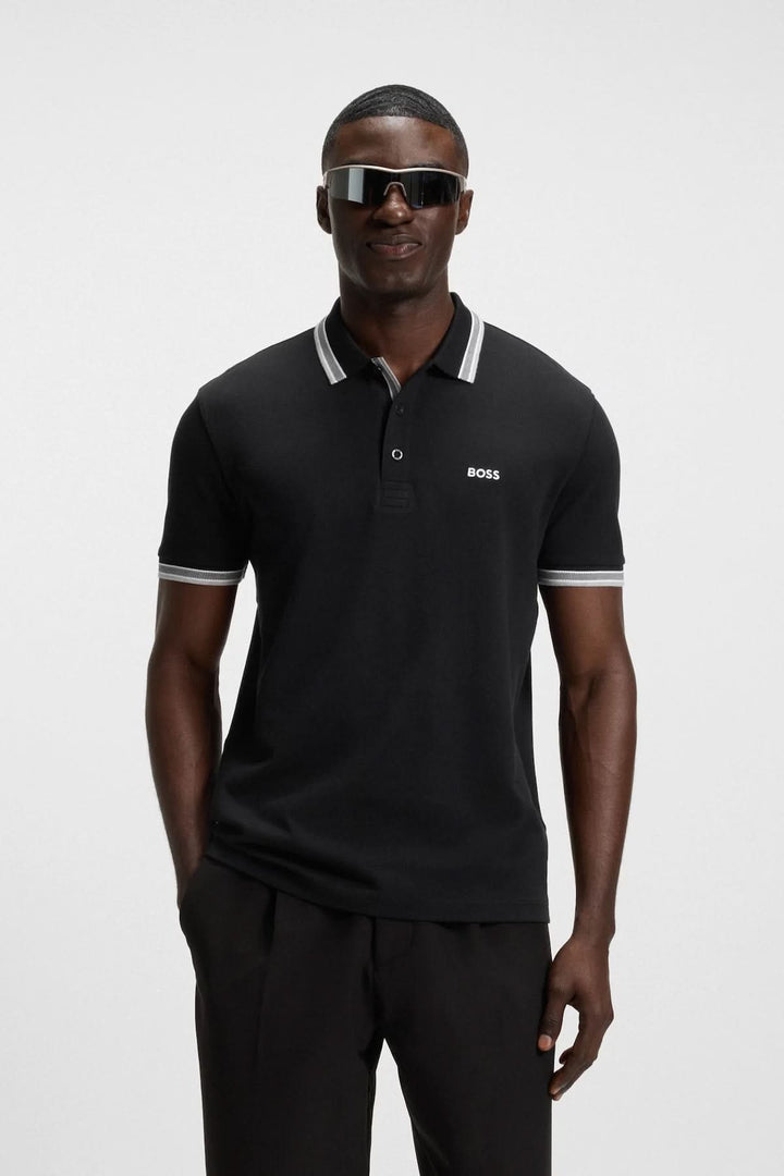 Polo noir minimaliste BOSS avec col à liseré contrastant et lunettes de soleil, parfait pour un look élégant.