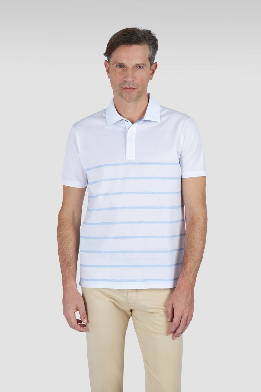 Polo en coton piqué à rayures dégradées, style élégant et décontracté, porté par un homme en tenue casual.