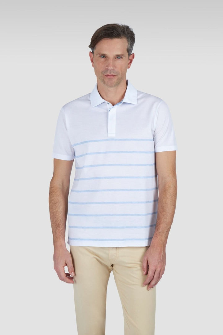 Polo en coton piqué à rayures dégradées, style élégant et décontracté, porté par un homme en tenue casual.
