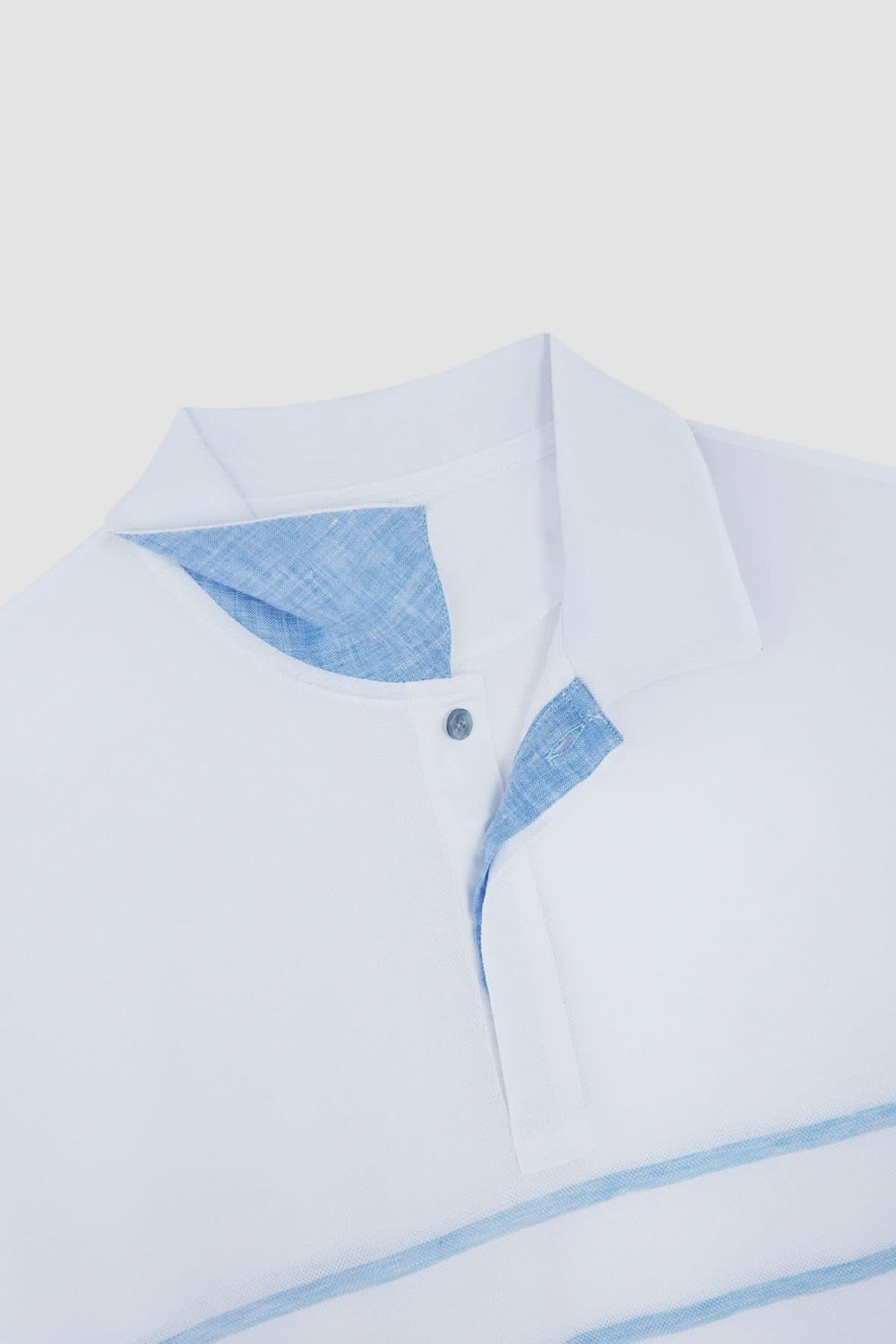 Polo en coton piqué à rayures dégradées, col en chambray contrasté, style élégant et décontracté.