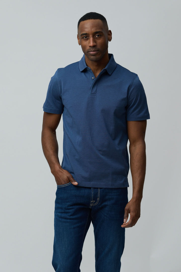 Homme portant un Polo en coton Corneliani bleu, coupe ajustée et col polo classique, idéal pour un look casual-chic élégant.