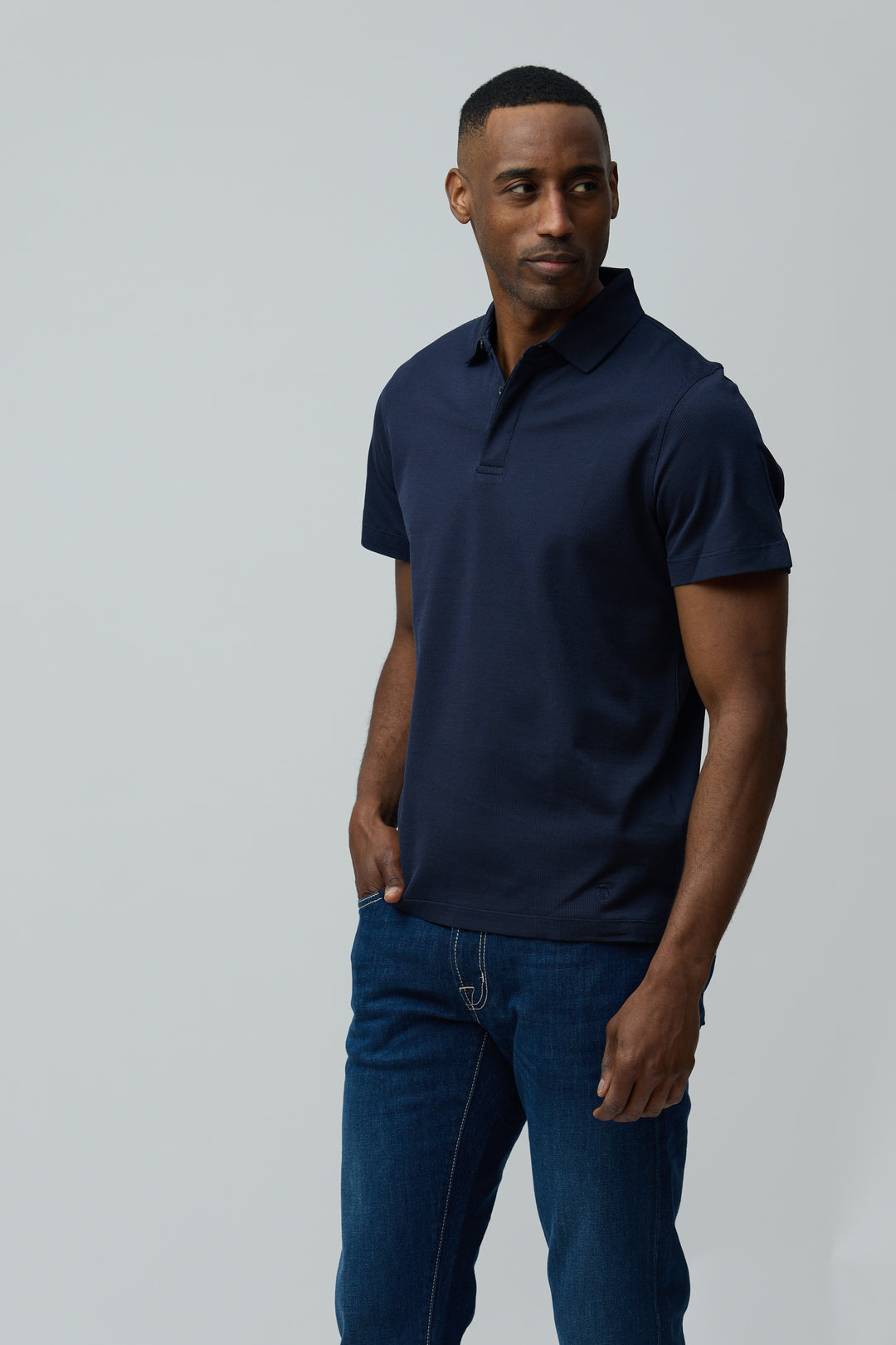 Homme portant un Polo en coton Corneliani bleu, coupe ajustée, élégant et décontracté.