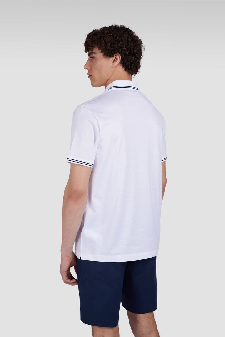 Homme portant un polo en coton avec col contrastant et lignes fines sur le col, vue arrière.