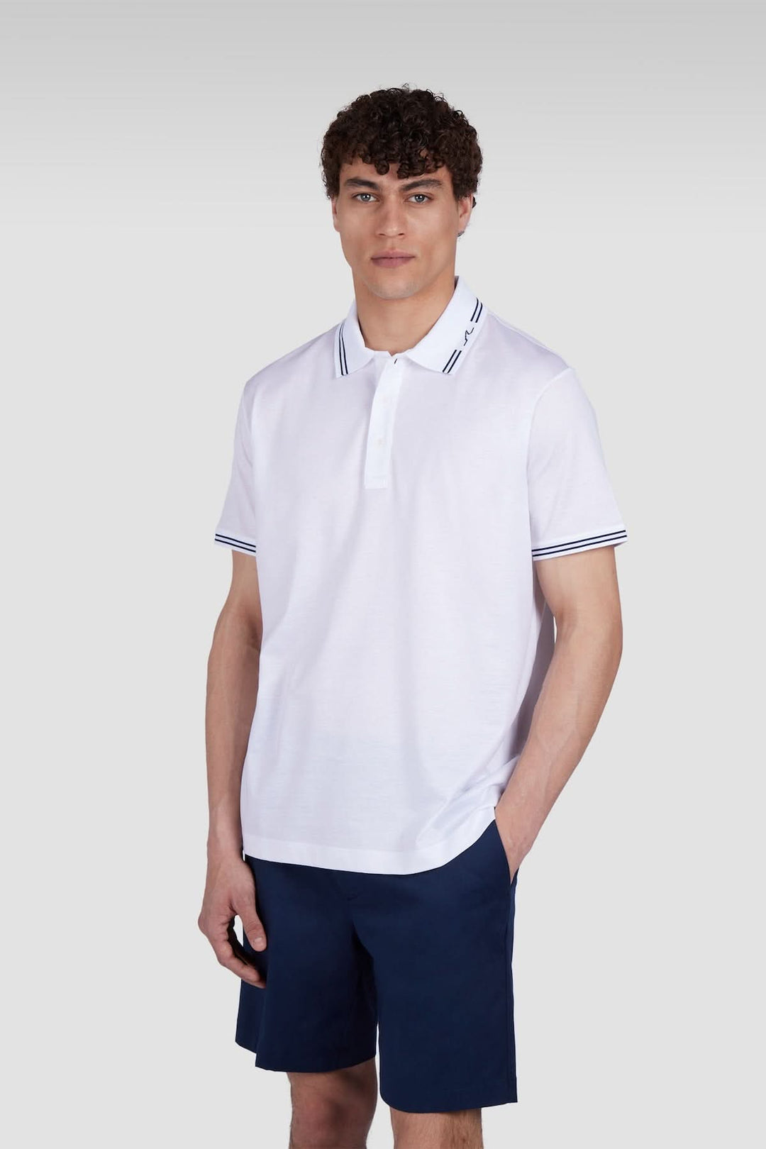 Homme portant un polo en coton avec col contrastant, idéal pour l&