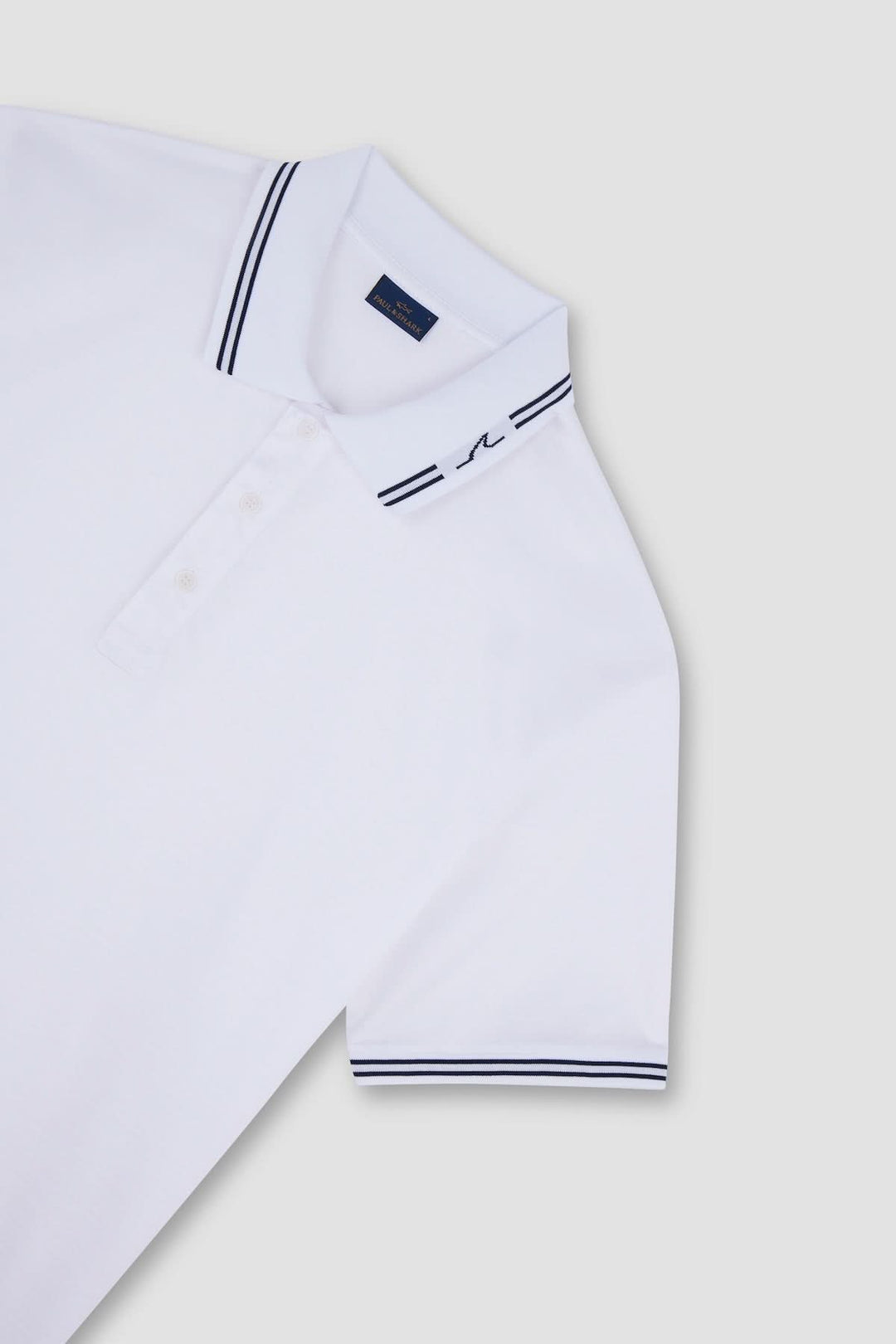 Polo en coton avec col contrastant, blanc, col et manches à lignes contrastantes, broderie aileron de requin, silhouette élégante.