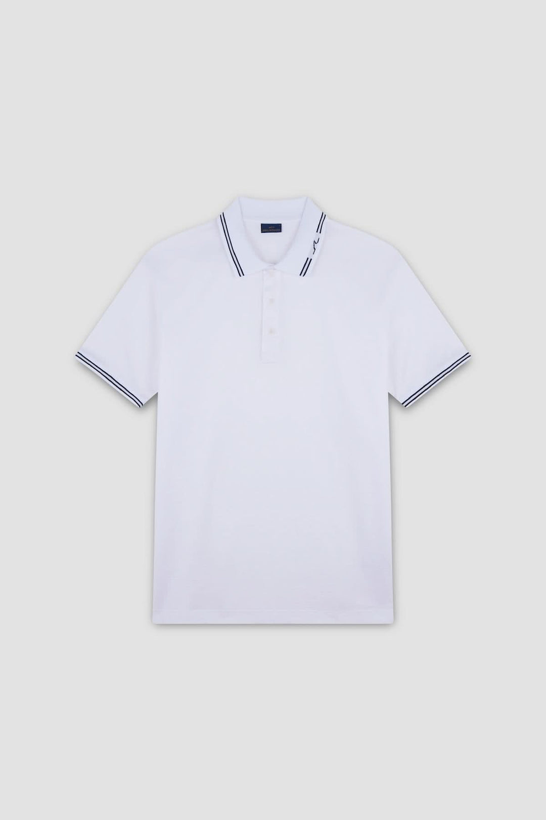 Polo en coton avec col contrastant, silhouette épurée, détails lignes fines, aileron de requin brodé, confortable et respirant.