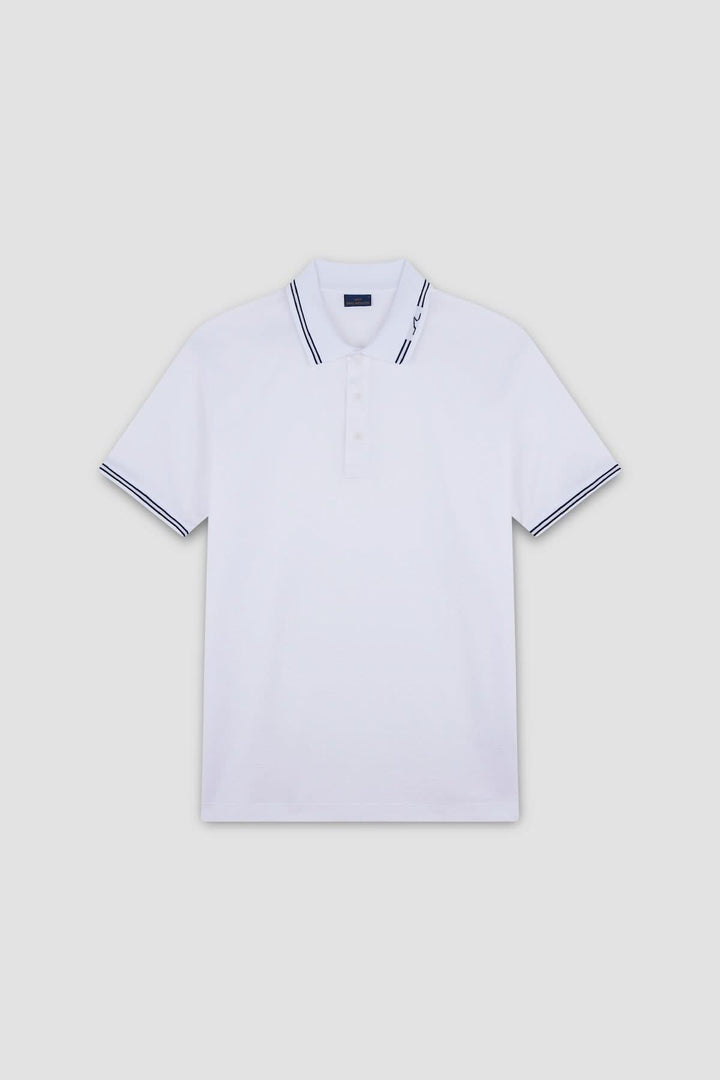 Polo en coton avec col contrastant, silhouette épurée, détails lignes fines, aileron de requin brodé, confortable et respirant.