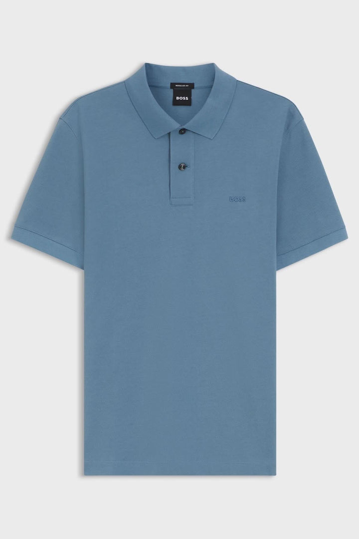 Polo en coton piqué à logo brodé bleu avec col polo et manches courtes, adapté pour un look classique et décontracté.