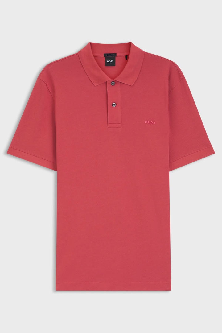 Polo en coton piqué à logo brodé rouge, manches courtes et col polo, offrant confort et style pour une allure raffinée et décontractée.