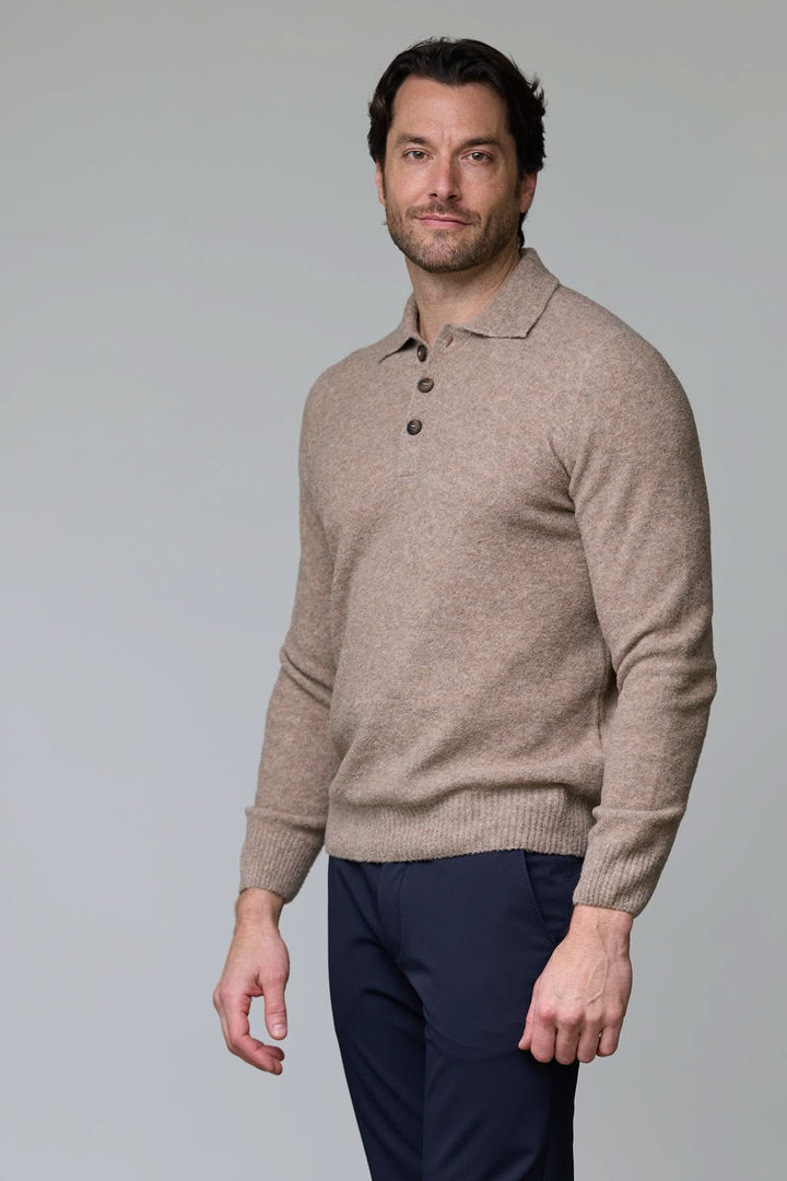 Homme portant un Polo en laine mérinos élégant avec col classique à trois boutons, coupe ajustée, parfait pour un style décontracté chic.