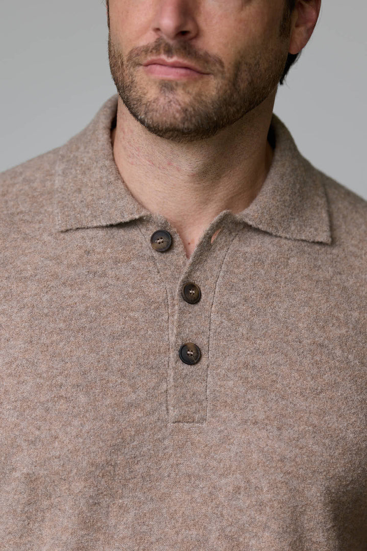 Polo en laine mérinos élégant avec col classique à trois boutons, idéal pour un style sophistiqué et décontracté.