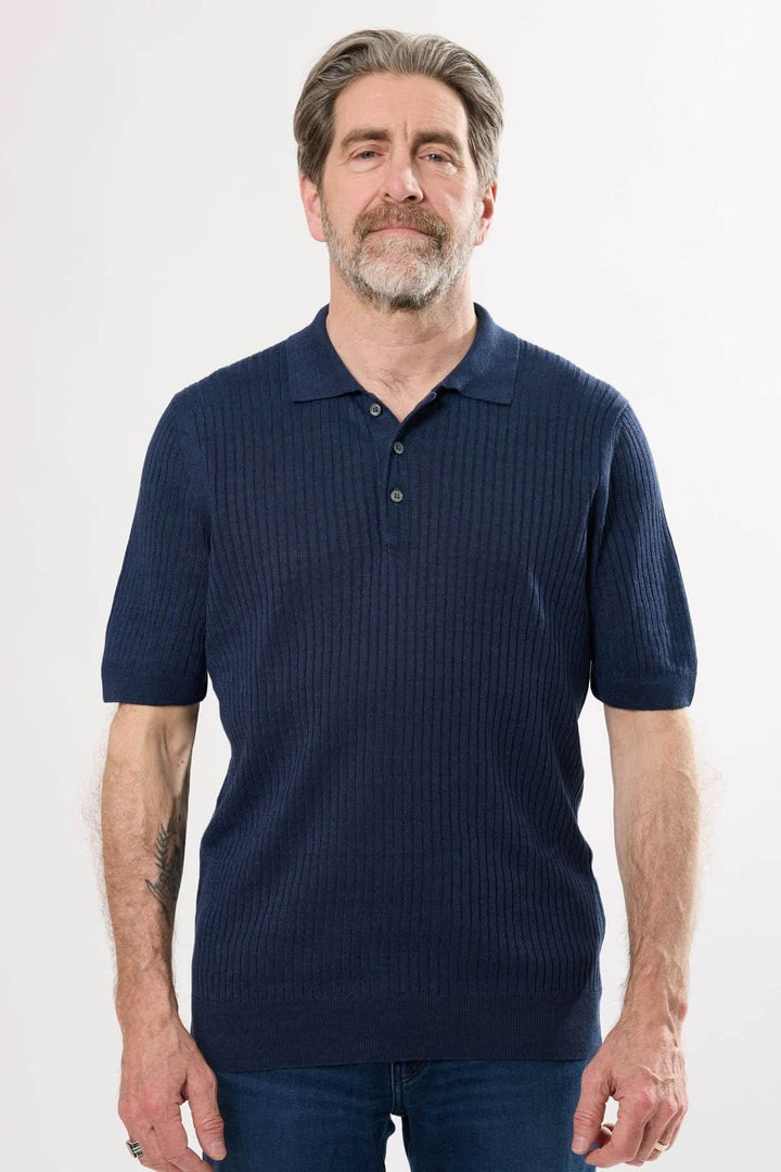 Polo en lin et coton, col classique, trois boutons, coupe régulière, confort et élégance, couleur marine.