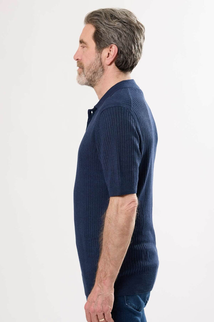 Polo en lin bleu marine, vue de profil, avec col classique et boutons, offrant confort et élégance.