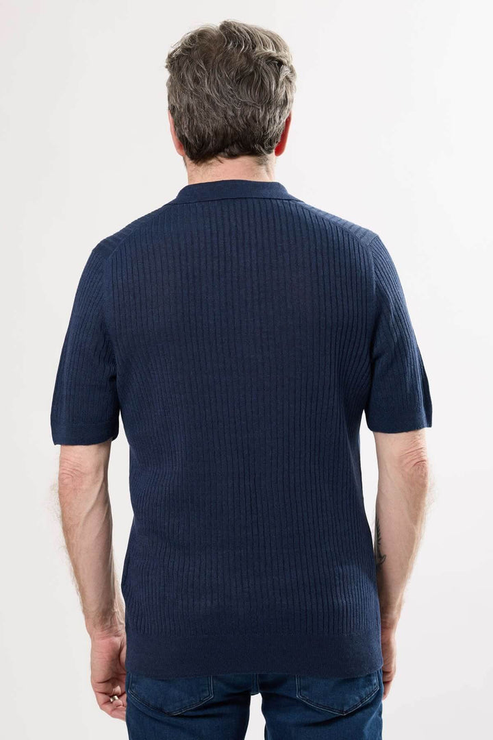 Polo en lin et coton bleu marine vu de dos, avec col de chemise et coupe régulière pour un look élégant.