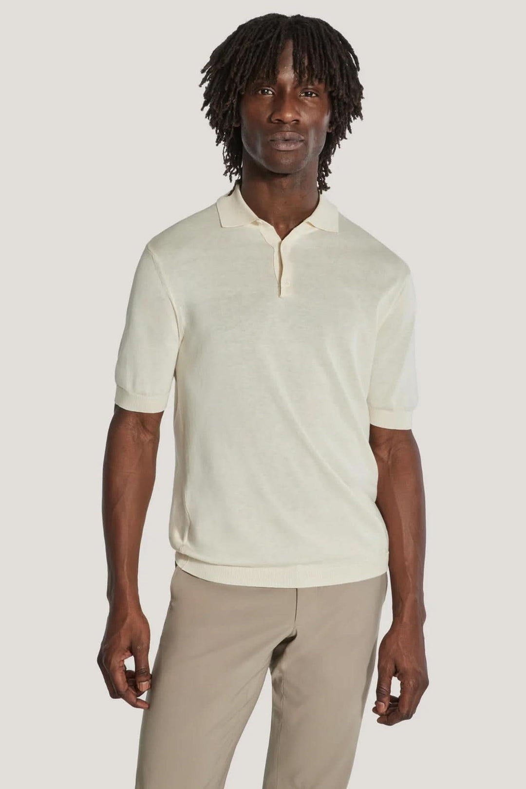Polo en tricot de coton et soie, adapté pour un look sophistiqué, coupe ajustée, confection italienne.