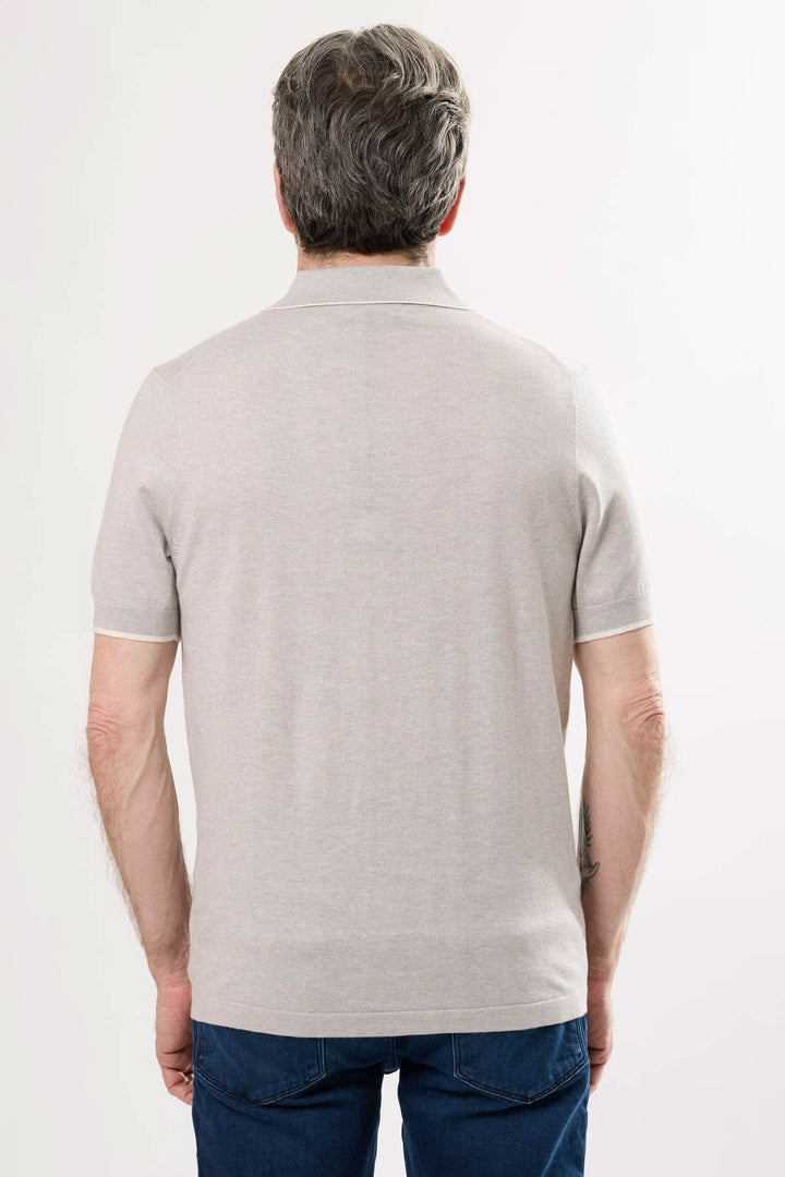 Polo en tricot fin beige vue arrière, avec manches courtes et col classique, style décontracté et élégant.