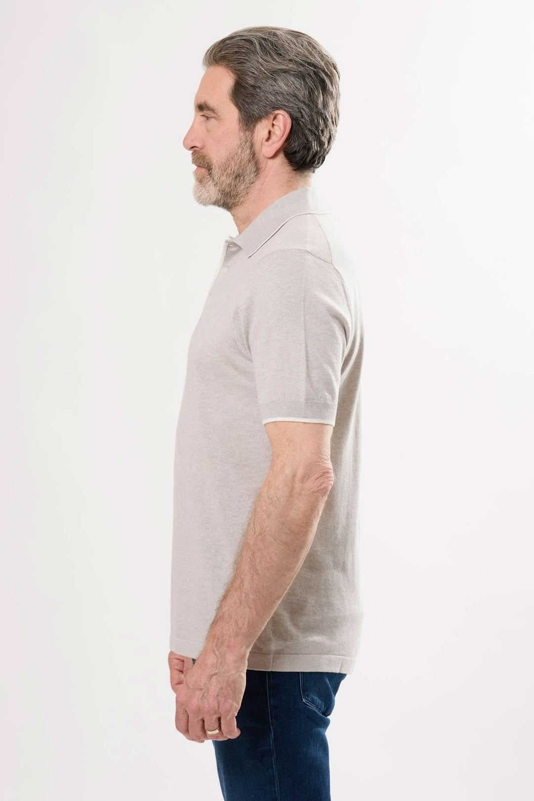Polo en tricot fin pour homme, style décontracté et élégant, couleur beige, manches courtes, vue de profil.