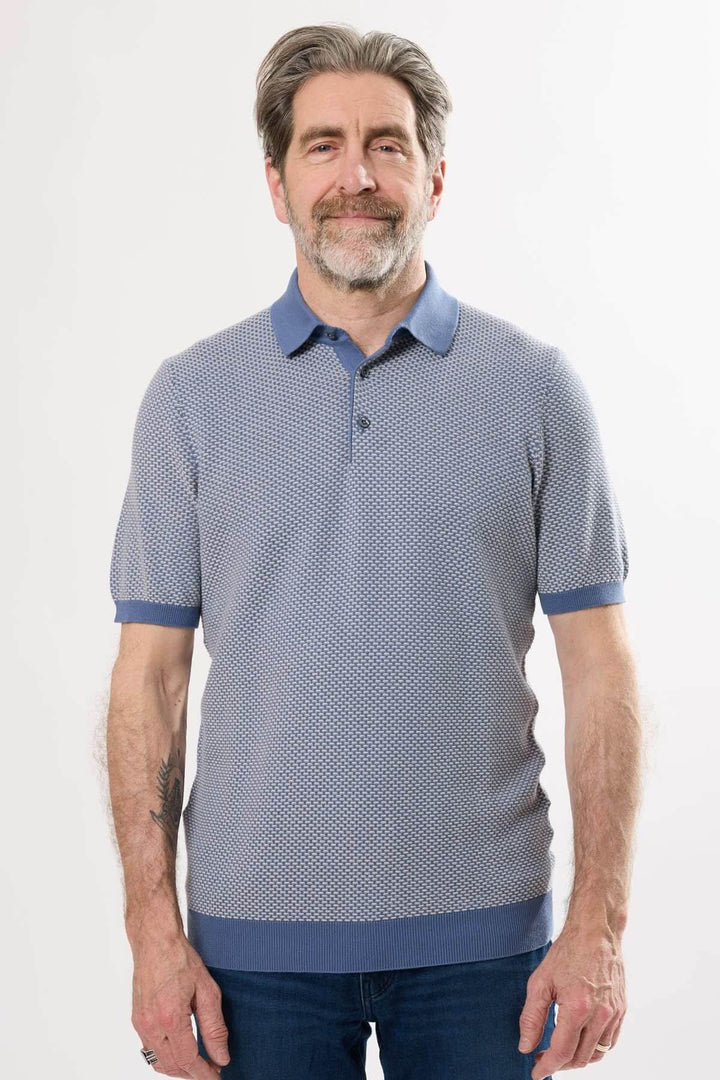 Polo en tricot jacquard léger avec col contrastant et motif texturé pour un style estival élégant.