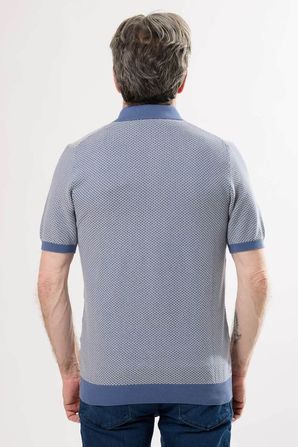 Polo en tricot jacquard avec col contrastant, motif texturé à l'arrière, idéal pour des tenues estivales élégantes.