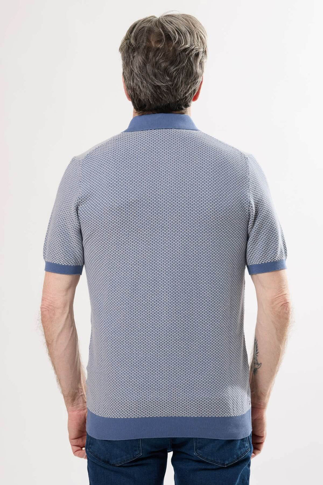 Polo en tricot jacquard avec col contrastant, motif texturé à l'arrière, idéal pour des tenues estivales élégantes.