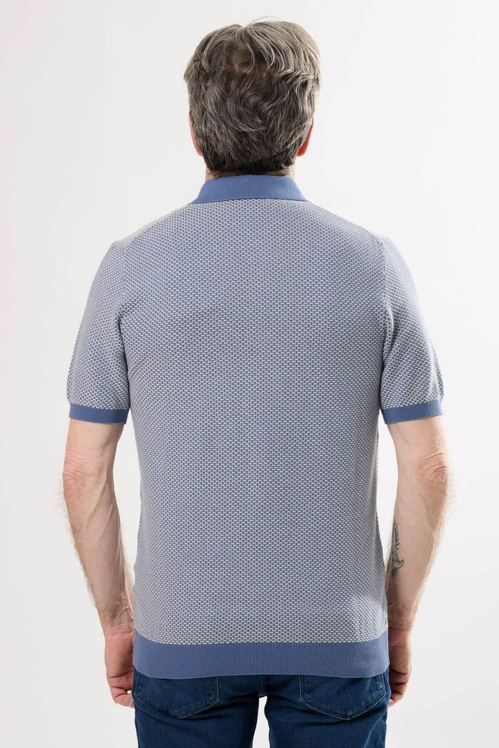 Polo en tricot jacquard avec col contrastant, motif texturé à l'arrière, idéal pour des tenues estivales élégantes.