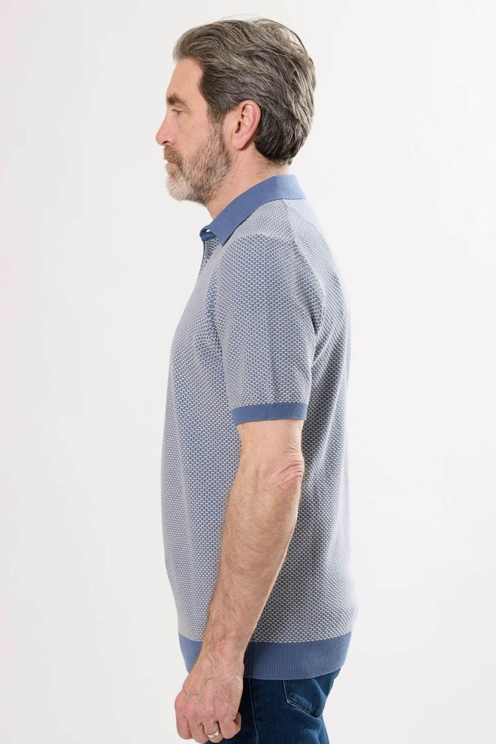 Polo en tricot jacquard avec motif texturé, léger et extensible, vu de profil, pour un style élégant.
