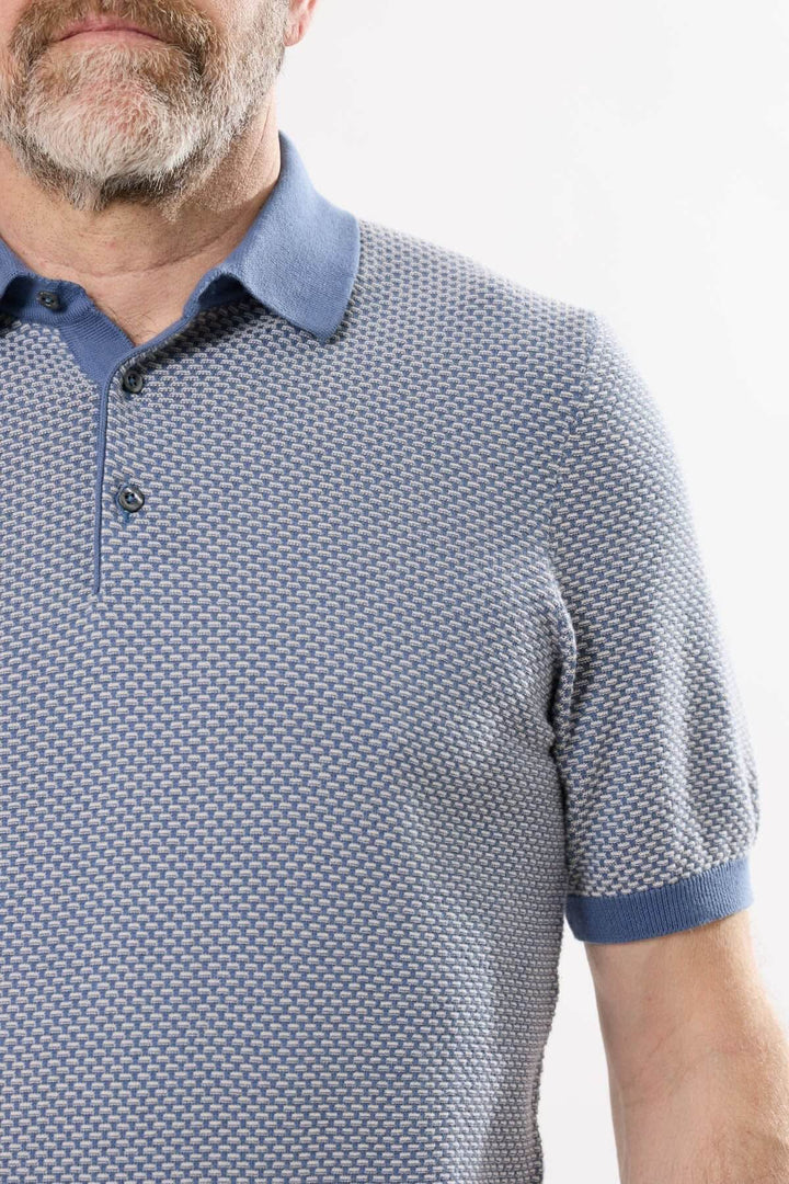 Polo en tricot jacquard avec col contrastant et motif texturé, idéal pour un look estival élégant.