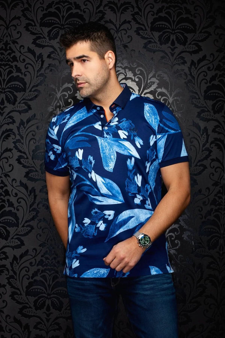 Homme portant le Polo à manches courtes GLEN imprimé moderne, coupe ajustée, couleur bleue, fond noir élégant.