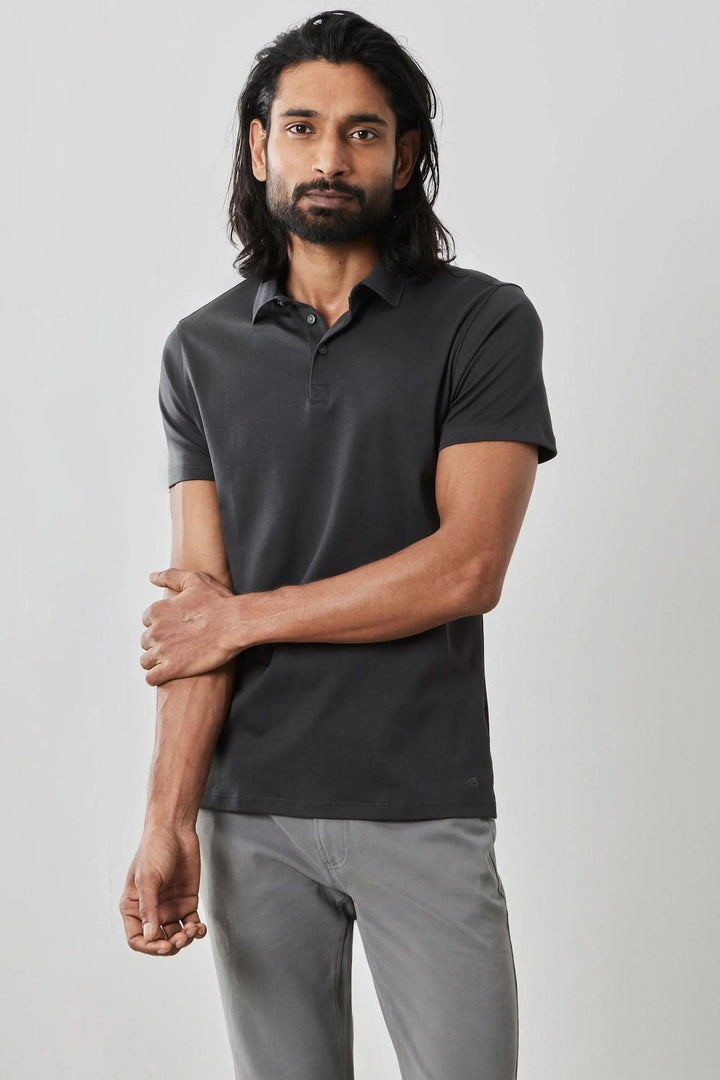 Polo manches courtes Georgia en noir, style décontracté sur un modèle masculin, confort et élégance.