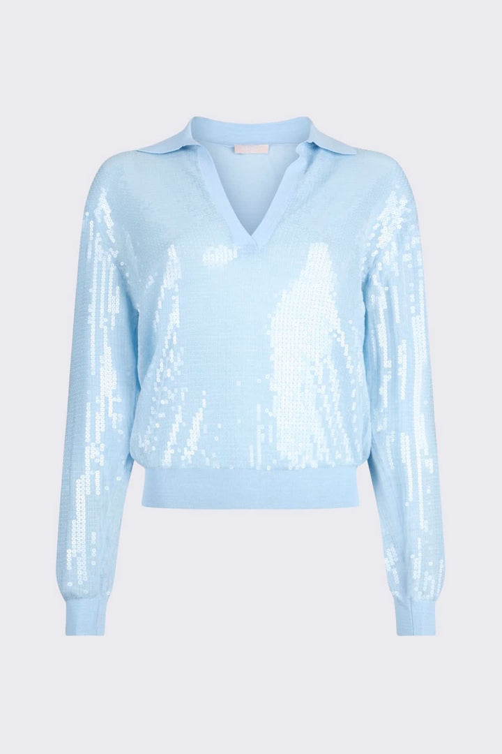 Polo à manches longues avec paillettes, bleu clair, col ouvert, détails élégants et modernes, idéal pour un style raffiné au quotidien.